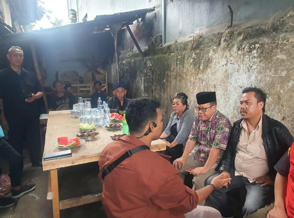 Anggota DPRD Kota Bogor, Sugeng Teguh Santoso (Peci Hitam) dan Atty Somaddikarya saat berdialog dengan sejumlah pedagang terdampak pembongkaran di kawasa Jalan Merdeka. (Yudha Prananda / Jabar Ekspres)