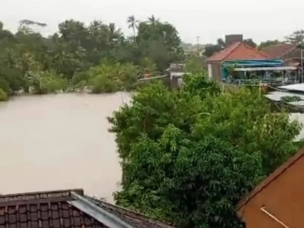 Perkampungan warga di Desa Mekarsari, Kecamatan Agrabinta, Kabupaten Cianjur, tergenang banjir setinggi 2 meter akibat Sungai Cibuni meluap. (foto/ANTARA)