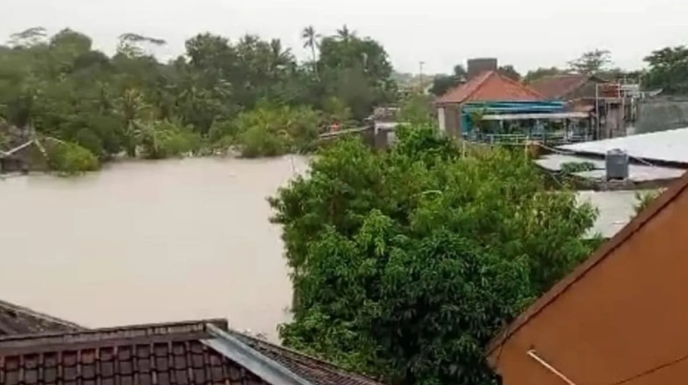 Perkampungan warga di Desa Mekarsari, Kecamatan Agrabinta, Kabupaten Cianjur, tergenang banjir setinggi 2 meter akibat Sungai Cibuni meluap. (foto/ANTARA)