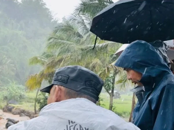 Situasi peninjauan Pj Gubernur Jawa Barat Bey Triadi Machmudin di lokasi bencana Kabupaten Sukabumi