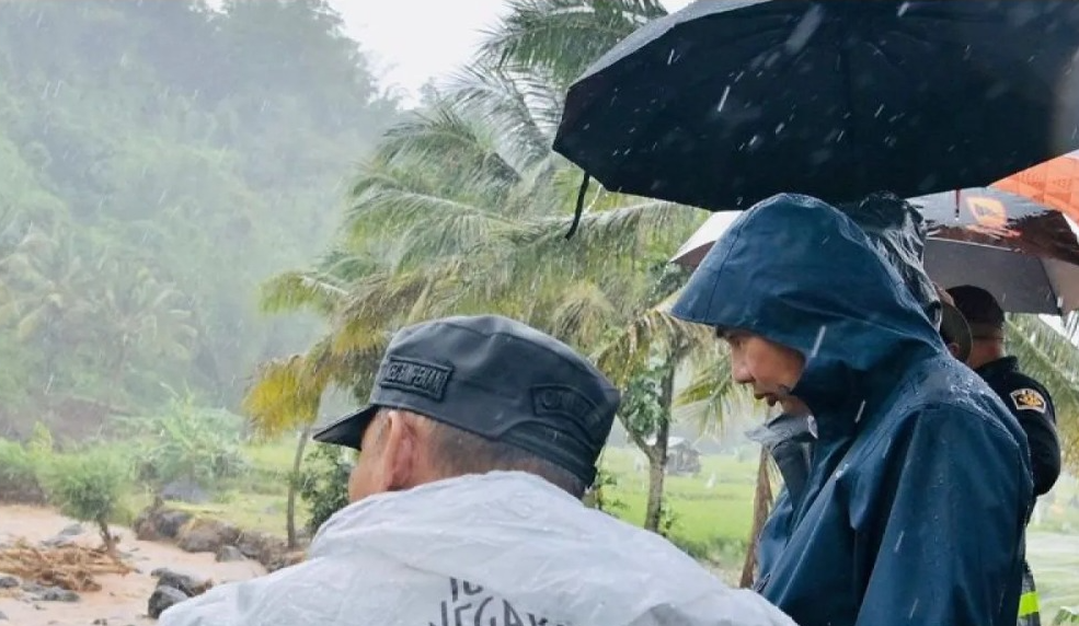 Situasi peninjauan Pj Gubernur Jawa Barat Bey Triadi Machmudin di lokasi bencana Kabupaten Sukabumi