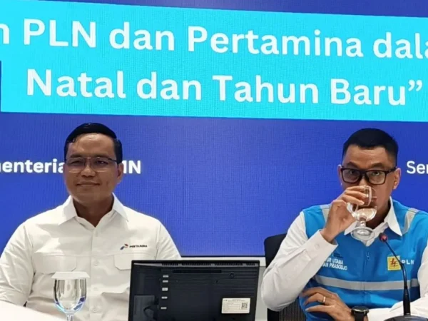 Direktur Utama Pertamina Simon Aloysius Mantiri (kiri) dan Direktur Utama PLN Darmawan Prasodjo (kanan). (foto/ANTARA)