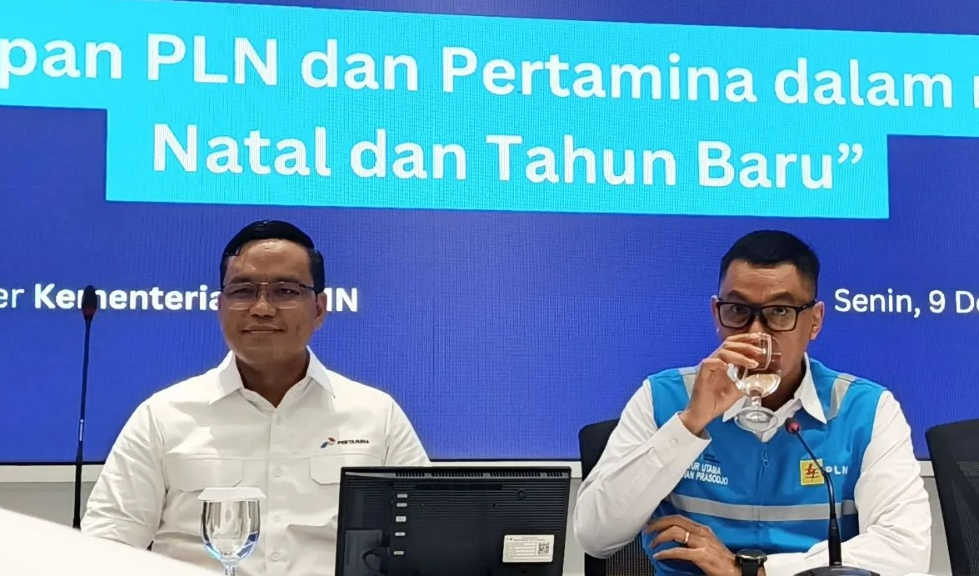 Direktur Utama Pertamina Simon Aloysius Mantiri (kiri) dan Direktur Utama PLN Darmawan Prasodjo (kanan). (foto/ANTARA)