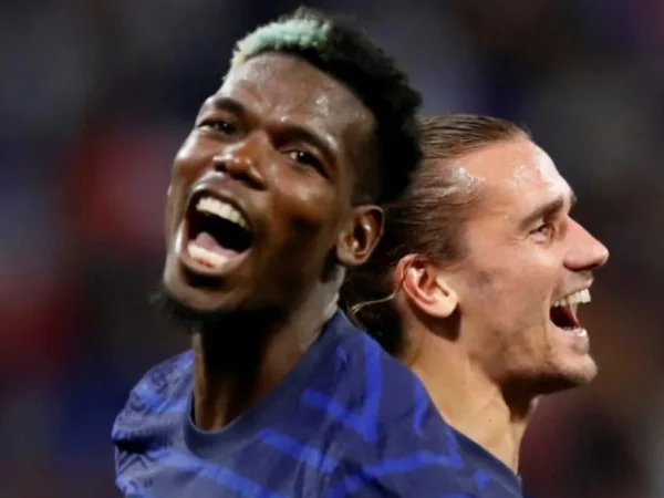 Pesepak bola Prancis Antoine Griezmann (kanan) dan Paul Pogba. (foto/ANTARA)