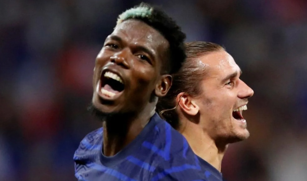 Pesepak bola Prancis Antoine Griezmann (kanan) dan Paul Pogba. (foto/ANTARA)