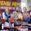 Kapolres Sukabumi Kota AKBP Suwandi berserta jajarannya dan perwakilan Hiswana Migas Sukabumi menunjukan barang bukti kasus pengoplosan gas 3 kg di Sukabumi. (foto/ANTARA)