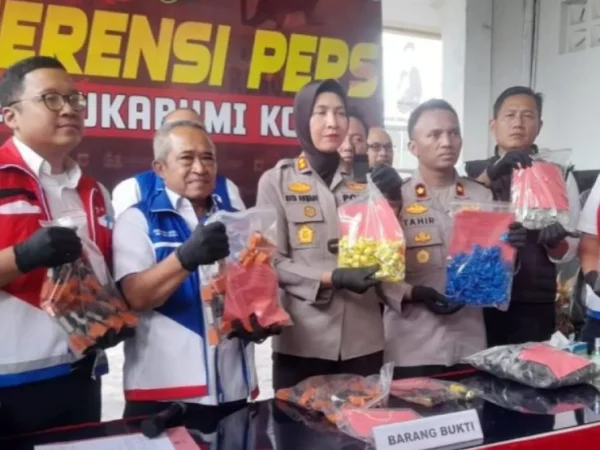 Kapolres Sukabumi Kota AKBP Suwandi berserta jajarannya dan perwakilan Hiswana Migas Sukabumi menunjukan barang bukti kasus pengoplosan gas 3 kg di Sukabumi. (foto/ANTARA)