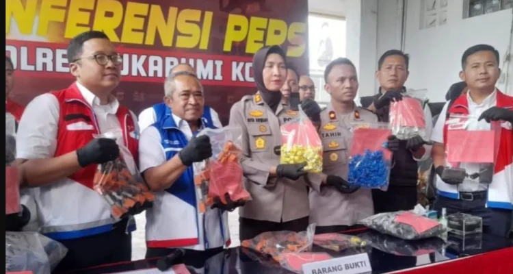 Kapolres Sukabumi Kota AKBP Suwandi berserta jajarannya dan perwakilan Hiswana Migas Sukabumi menunjukan barang bukti kasus pengoplosan gas 3 kg di Sukabumi. (foto/ANTARA)