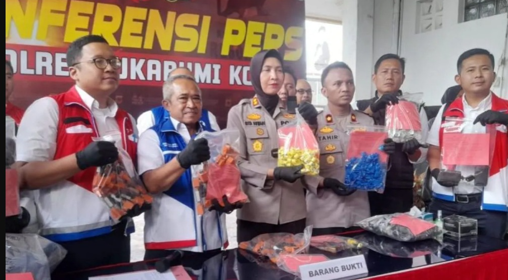 Kapolres Sukabumi Kota AKBP Suwandi berserta jajarannya dan perwakilan Hiswana Migas Sukabumi menunjukan barang bukti kasus pengoplosan gas 3 kg di Sukabumi. (foto/ANTARA)