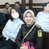 Manajer PT Quantum Skyline Exchange Helena Lim (kiri) saat menunggu sidang pembacaan tuntutan kasus dugaan korupsi timah di Pengadilan Tipikor Jakarta, Kamis (5/12/2024). (ANTARA)