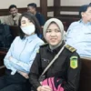 Manajer PT Quantum Skyline Exchange Helena Lim (kiri) saat menunggu sidang pembacaan tuntutan kasus dugaan korupsi timah di Pengadilan Tipikor Jakarta, Kamis (5/12/2024). (ANTARA)