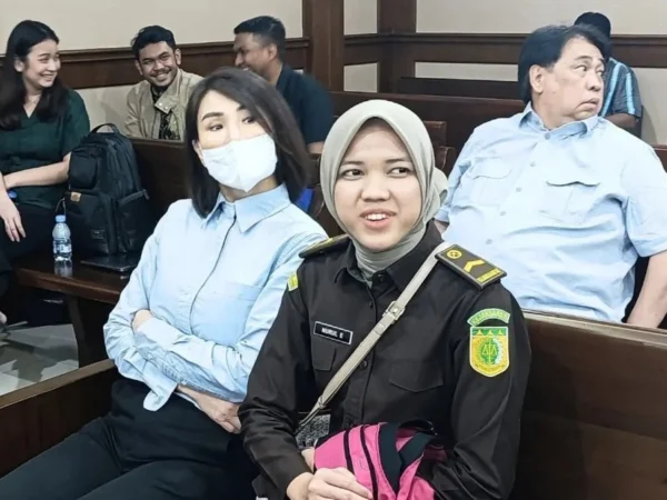 Manajer PT Quantum Skyline Exchange Helena Lim (kiri) saat menunggu sidang pembacaan tuntutan kasus dugaan korupsi timah di Pengadilan Tipikor Jakarta, Kamis (5/12/2024). (ANTARA)