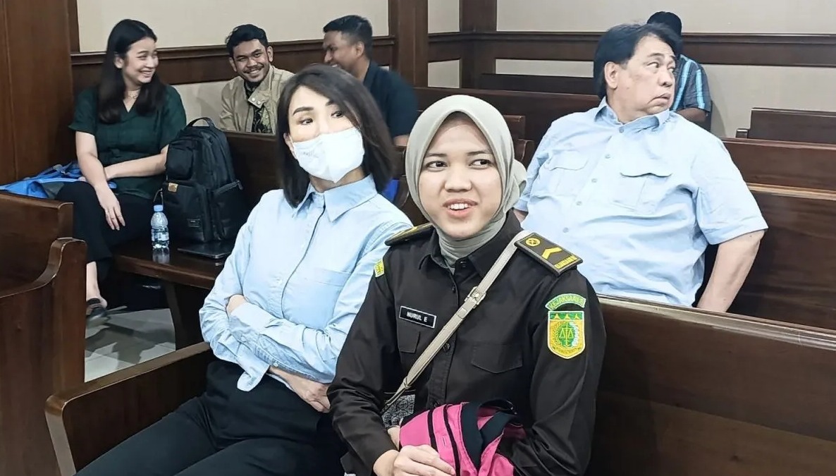 Manajer PT Quantum Skyline Exchange Helena Lim (kiri) saat menunggu sidang pembacaan tuntutan kasus dugaan korupsi timah di Pengadilan Tipikor Jakarta, Kamis (5/12/2024). (ANTARA)