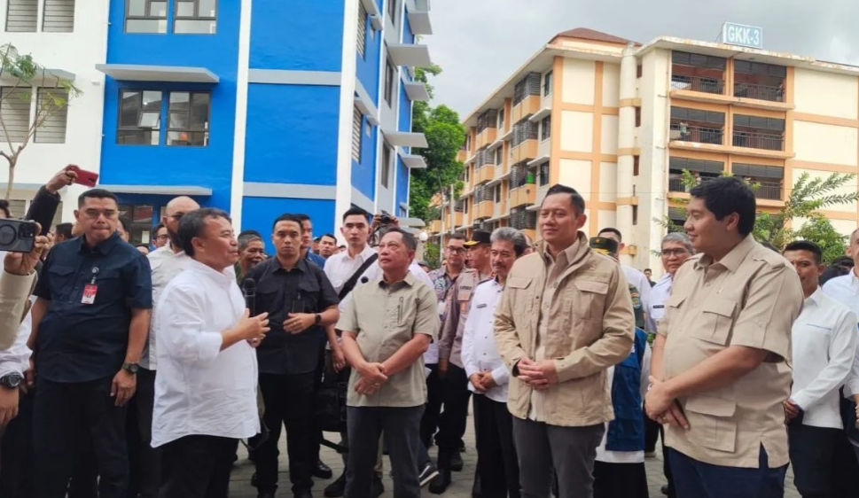 Sejumlah Menteri saat mengunjungi Rusunawa Rancaekek, Kabupaten Bandung, Rabu (18/12). (Foto/ANTARA)