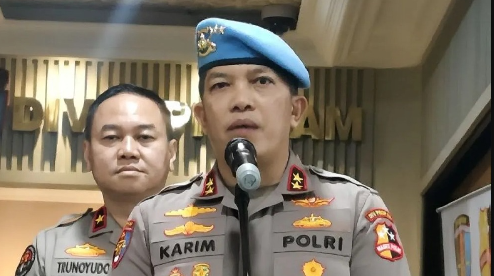 Kadiv Propam Polri Irjen Pol. Abdul Karim berbicara di hadapan awak media terkait kasus dugaan pemerasan terhadap warga Malaysia oleh oknum polisi dalam gelaran Djakarta Warehouse Project (DWP). (Foto/ANTARA)