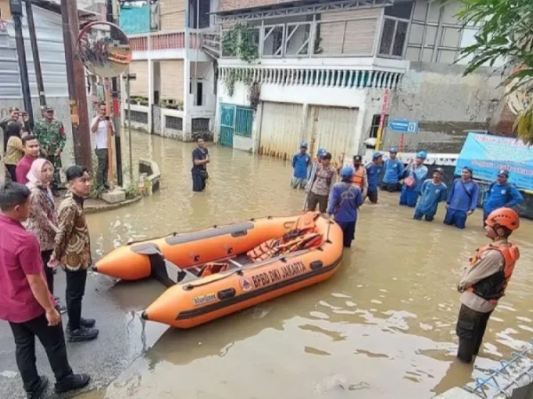 Wakil Presiden RI Gibran Rakabuming Raka (tiga kiri) meninjau warga terdampak banjir di Bidara Cina, Cawang, Jakarta Timur, Kamis (28/11/2024). (Foto/ANTARA)