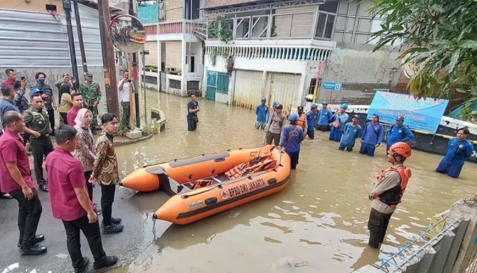 Wakil Presiden RI Gibran Rakabuming Raka (tiga kiri) meninjau warga terdampak banjir di Bidara Cina, Cawang, Jakarta Timur, Kamis (28/11/2024). (Foto/ANTARA)