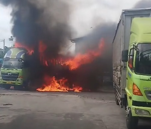 BREAKING NEWS: Truk Pengangkut Paket di Gedebage Terbakar!