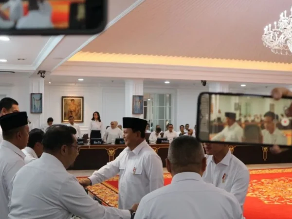 Presiden Prabowo Subianto menyalami semua menteri kabinet sebelum memulai Sidang Kabinet Paripurna di Ruang Sidang Kabinet di Istana Kepresidenan, Jakarta, Senin (2/12). (foto/ANTARA)