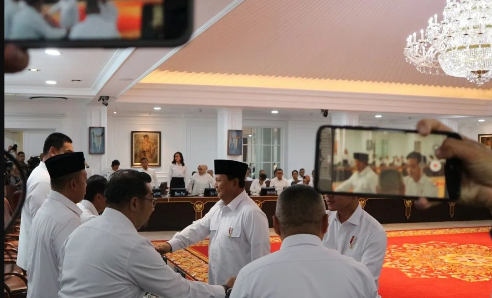 Presiden Prabowo Subianto menyalami semua menteri kabinet sebelum memulai Sidang Kabinet Paripurna di Ruang Sidang Kabinet di Istana Kepresidenan, Jakarta, Senin (2/12). (foto/ANTARA)