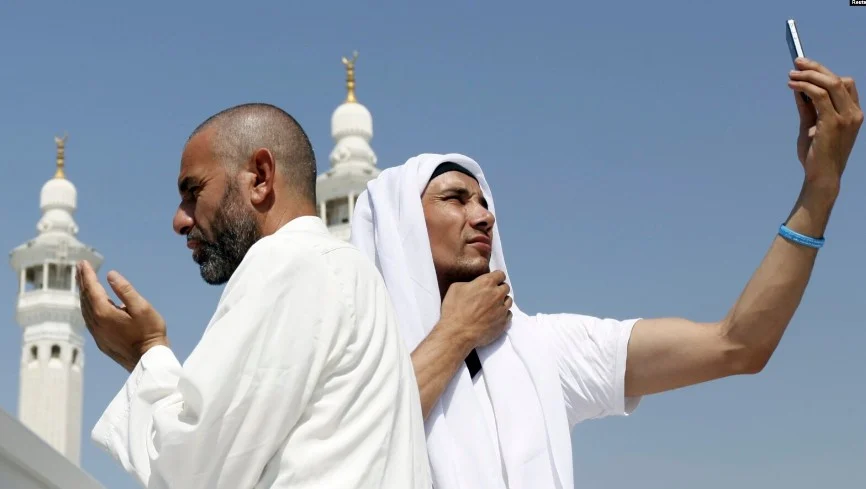 Salah satu bentuk bahaya Riya ketika gemar berfoto Selfie saat sedang beribadah. (ist)