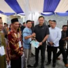 Menteri Koordinator Bidang Infrastruktur dan Pembangunan Kewilayahan, Agus Harimurti Yudhoyono (AHY) saat menyerahkan sertifikat tanah kepada warga Lebak dan Serang. (ist)