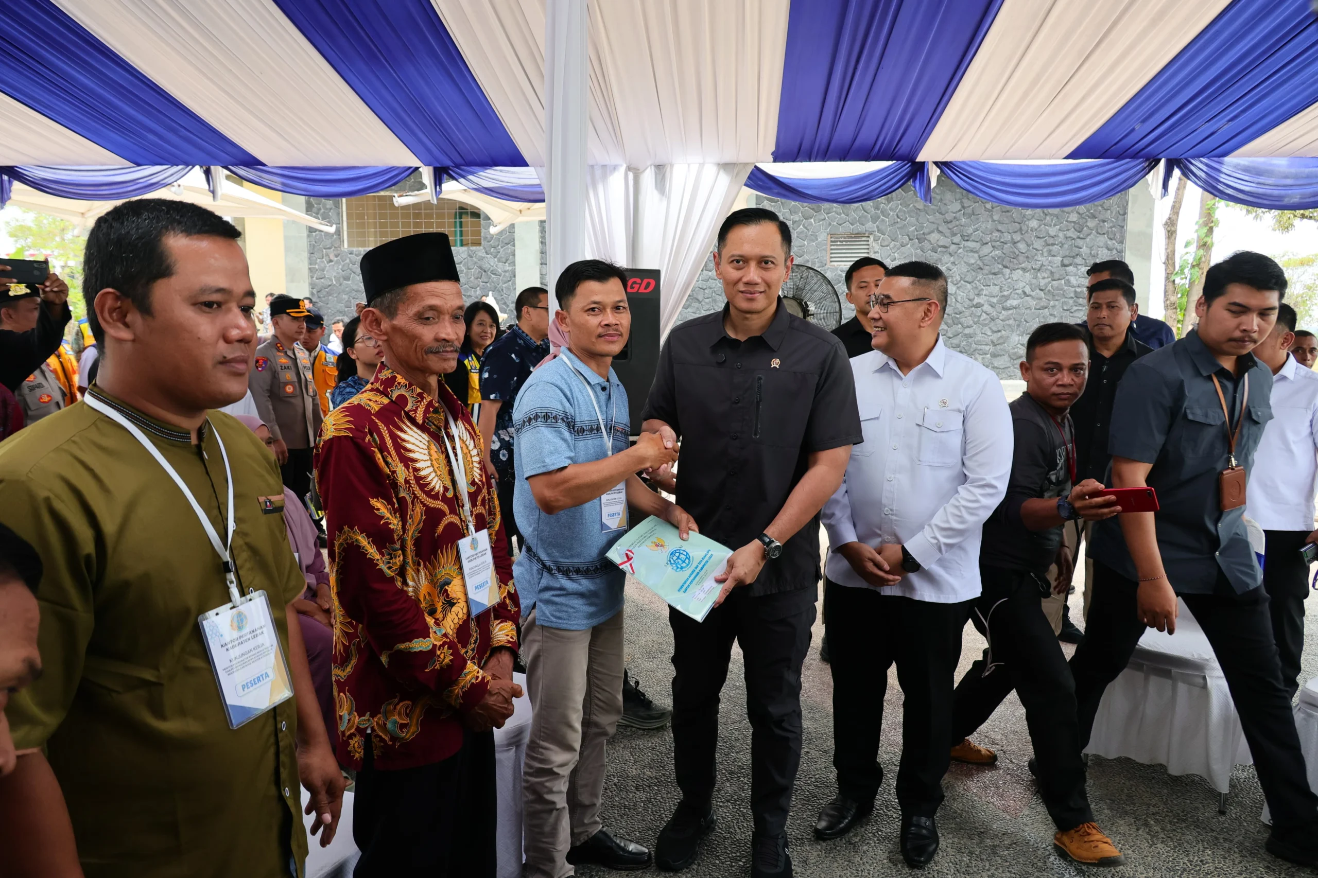 Menteri Koordinator Bidang Infrastruktur dan Pembangunan Kewilayahan, Agus Harimurti Yudhoyono (AHY) saat menyerahkan sertifikat tanah kepada warga Lebak dan Serang. (ist)