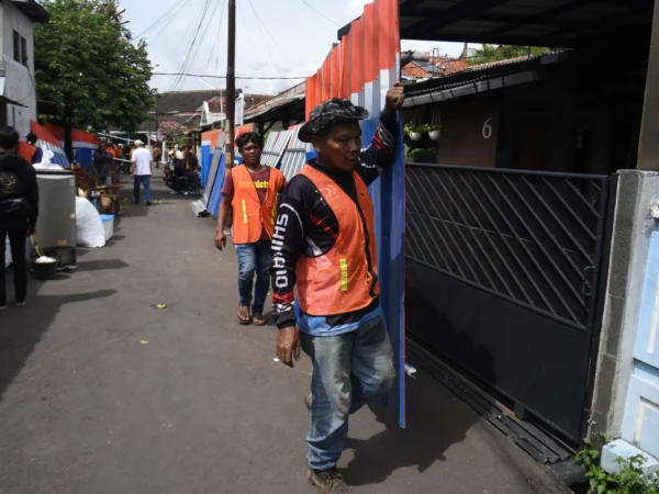 21 rumah di Turangga, Kota Bandung terancam digusur setelah PT Kereta Api Indonesia ( PT KAI ) melakukan eksekusi eksekusi pengamanan lahan.