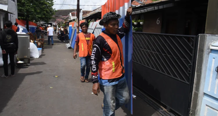 21 rumah di Turangga, Kota Bandung terancam digusur setelah PT Kereta Api Indonesia ( PT KAI ) melakukan eksekusi eksekusi pengamanan lahan.