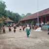 Sejumlah siswa-siswi SDN Pasirhuni sedang beraktivitas di jam istirahat sekolah yang berlokasi di wilayah Desa Pasirnanjung, Kecamatan Cimanggung, Kabupaten Sumedang. (Yanuar/Jabar Ekspres)