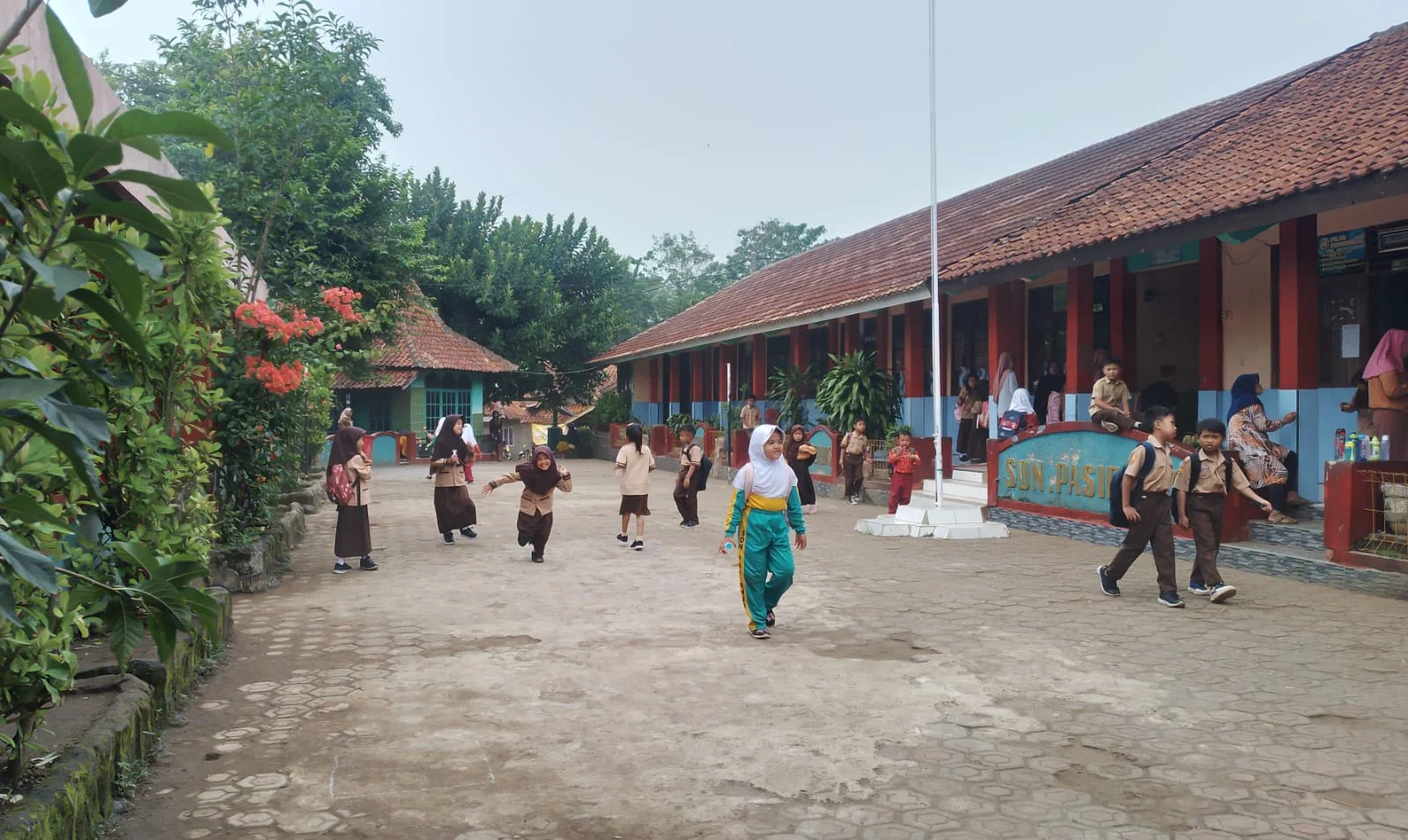 Sejumlah siswa-siswi SDN Pasirhuni sedang beraktivitas di jam istirahat sekolah yang berlokasi di wilayah Desa Pasirnanjung, Kecamatan Cimanggung, Kabupaten Sumedang. (Yanuar/Jabar Ekspres)