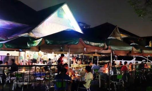 Salah satu lokasi kuliner malam di bandung, Nasi Kalong Re Martadinata.