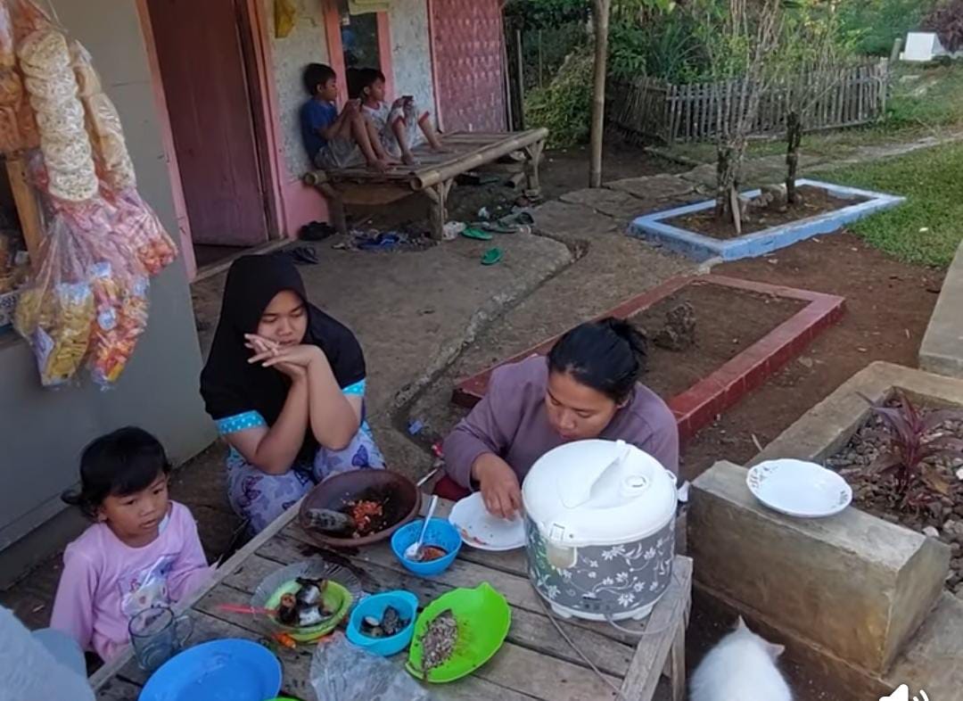 Kampung Pasir Makam. Wilayah ini ada di Desa Cidadap, Kabupaten Cianjur.