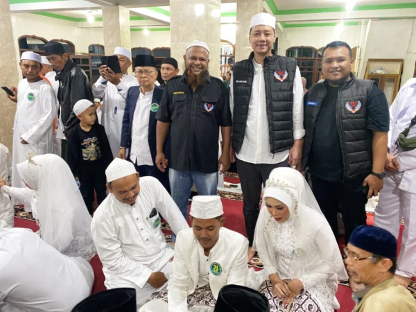 Komunitas 234 SC saat melaksanakan Peringatan Isra Mi'raj Nabi Muhammad SAW sekaligus nikah massal gratis di wilayah Desa Cipayung Girang, Kecamatan Megamendung, Kabupaten Bogor, Jawa Barat.