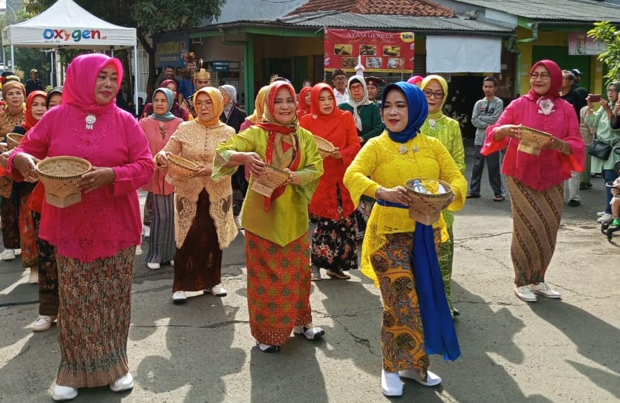 Tarian Kelompok PKK RW 10 Sekejati saat acara Bakul Sepuluh. (ist)