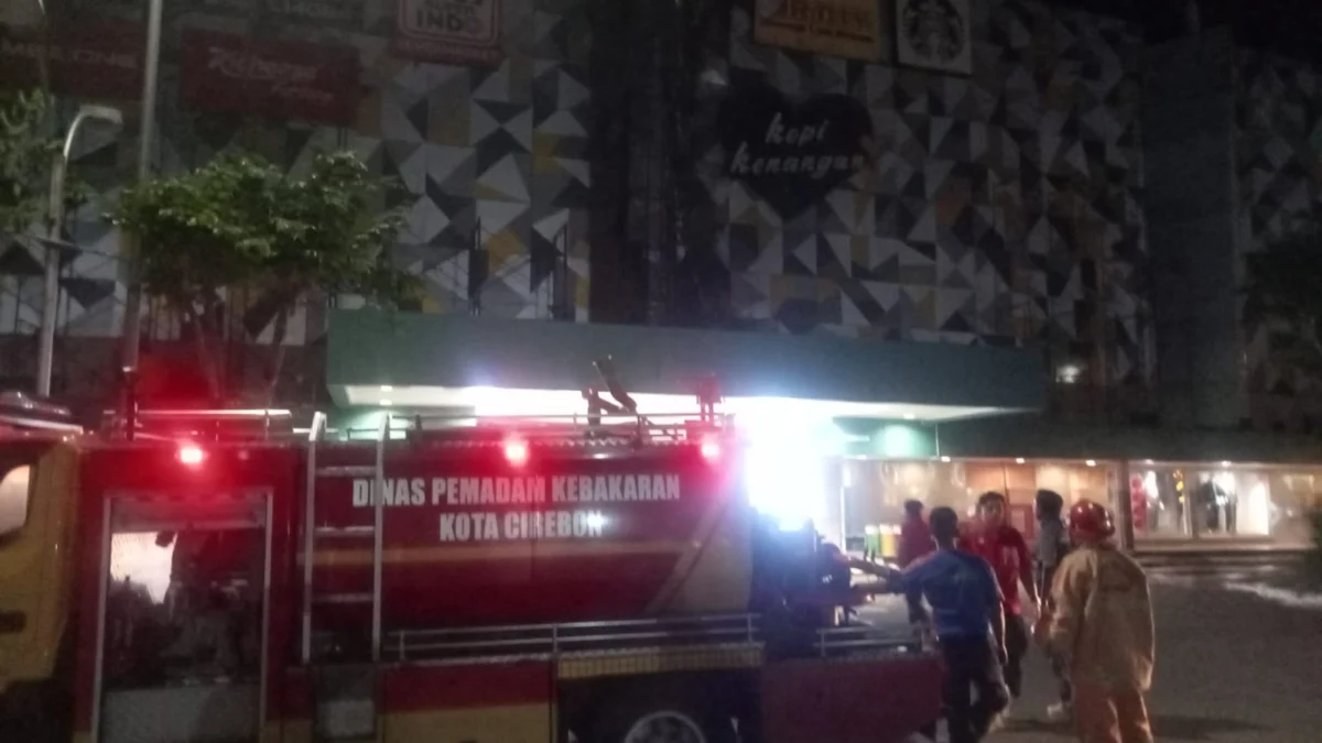 Armada Pemadam Kebakaran yang diturunkan saat Grage Mall Cirebon Kebakaran. (ist)