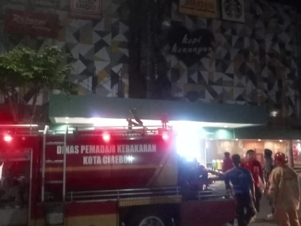 Armada Pemadam Kebakaran yang diturunkan saat Grage Mall Cirebon Kebakaran. (ist)