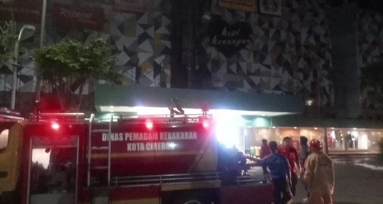 Armada Pemadam Kebakaran yang diturunkan saat Grage Mall Cirebon Kebakaran. (ist)