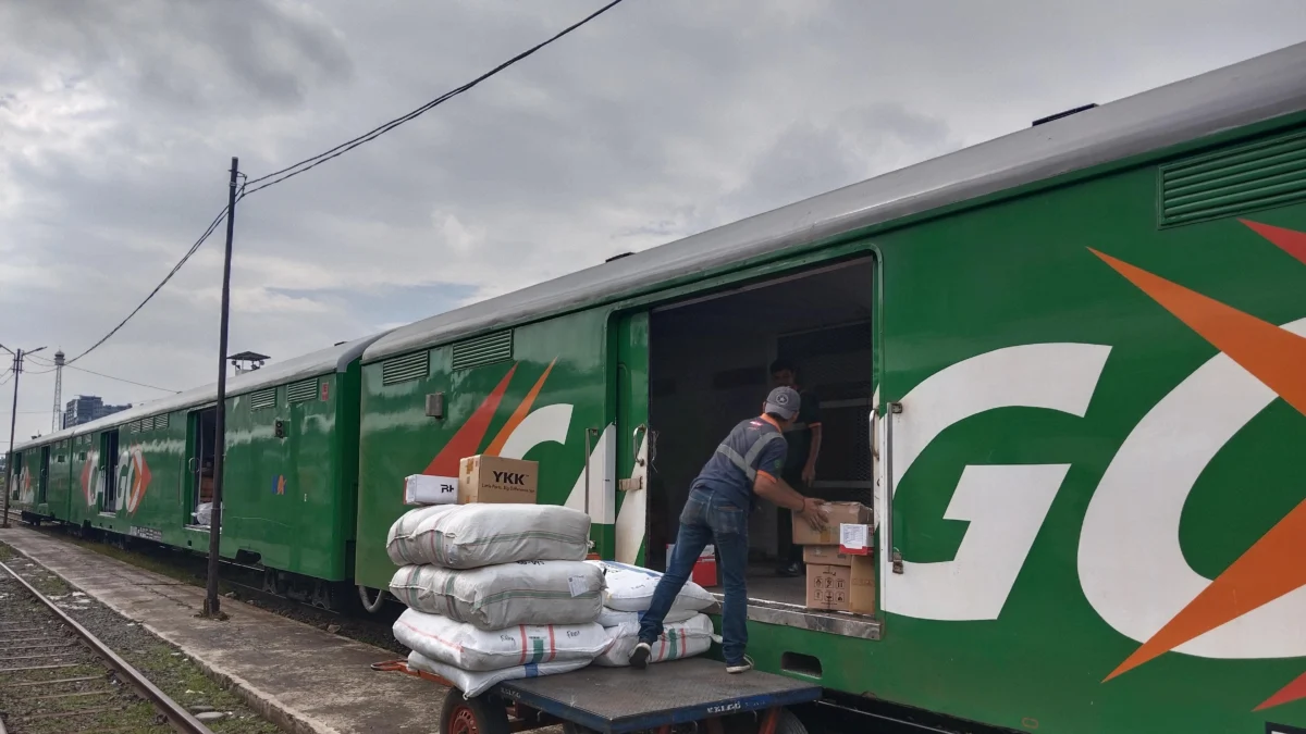 Daop 2 Bandung Jalankan Kereta Parcel Lintas Selatan, Paket Aman dan Tiba di Tujuan Hanya Semalam