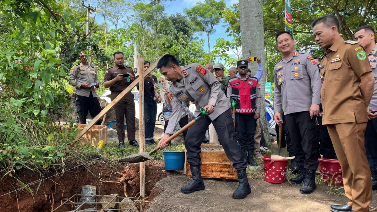 Kapolda Jawa Barat Irjen Pol Akhmad Wiyagus bersama Kapolresta Bandung Kombes Pol Kusworo Wibowo dan Bupati Bandung saat meresmikan peletakan batu pertama Mapolsek Arjasari, Senin (13/1). Foto Istimewa