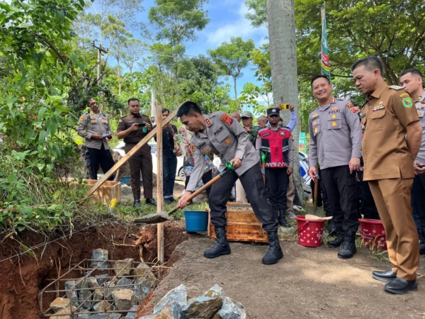 Kapolda Jawa Barat Irjen Pol Akhmad Wiyagus bersama Kapolresta Bandung Kombes Pol Kusworo Wibowo dan Bupati Bandung saat meresmikan peletakan batu pertama Mapolsek Arjasari, Senin (13/1). Foto Istimewa