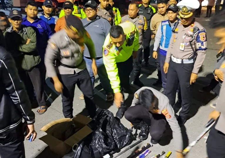 Bentrokan antara dua suporter Persita Tanggerang dan PSIS Semarang terjadi di Rest Area KM 21 Tol Jagorawi, Kabupaten Bogor