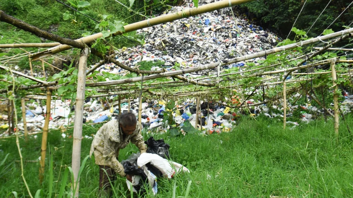 Di kawasan Jalan Raya Lembang saat ini banyak ditemukan TPS lilegal. Diduga sampah berasal dari tempat wisata dan warga sekitar.