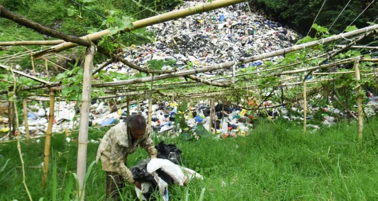 Di kawasan Jalan Raya Lembang saat ini banyak ditemukan TPS lilegal. Diduga sampah berasal dari tempat wisata dan warga sekitar.