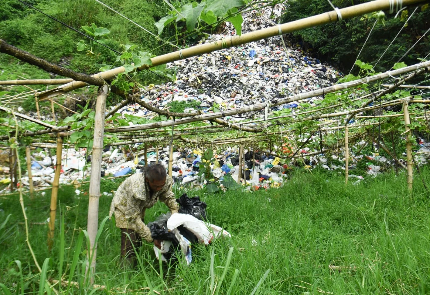 Di kawasan Jalan Raya Lembang saat ini banyak ditemukan TPS lilegal. Diduga sampah berasal dari tempat wisata dan warga sekitar.