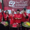 DPD PDI Perjuangan Jabar merayakan hari ulang tahun (HUT) ke-52 dengan pemotongan tumpeng di Sekretariat DPD PDI Perjuangan Jabar, Jalan Pelajar Pejuang 45 No 1, Kota Bandung, Jumat, 10 Januari 2025.