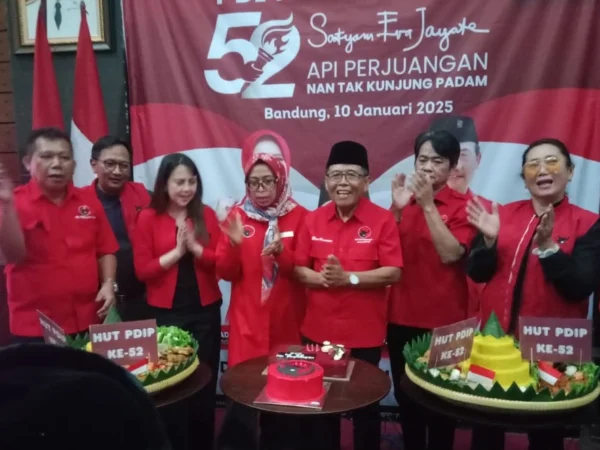 DPD PDI Perjuangan Jabar merayakan hari ulang tahun (HUT) ke-52 dengan pemotongan tumpeng di Sekretariat DPD PDI Perjuangan Jabar, Jalan Pelajar Pejuang 45 No 1, Kota Bandung, Jumat, 10 Januari 2025.