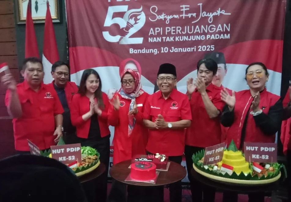 DPD PDI Perjuangan Jabar merayakan hari ulang tahun (HUT) ke-52 dengan pemotongan tumpeng di Sekretariat DPD PDI Perjuangan Jabar, Jalan Pelajar Pejuang 45 No 1, Kota Bandung, Jumat, 10 Januari 2025.