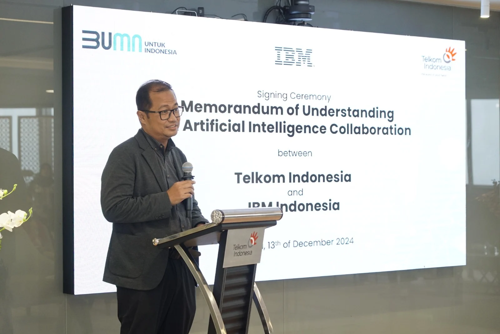 Direktur Strategic Portfolio Telkom Budi Setyawan Wijaya saat memberikan sambutan pada acara penandatangan Memorandum of Understanding (MoU) antara PT Telkom Indonesia (Persero) Tbk (Telkom) dan PT IBM Indonesia (IBM) di Telkom Landmark Tower (TLT), beberapa waktu yang lalu.