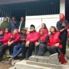 Para pengurus dan kader PDI Perjuangan Jabar berziarah ke makam Marhaen yang berlokasi di Kampung Cipagalo, Jalan Batununggal RT 04/03, Kelurahan Mengger, Kota Bandung, Kamis, 9 Januari 2025.